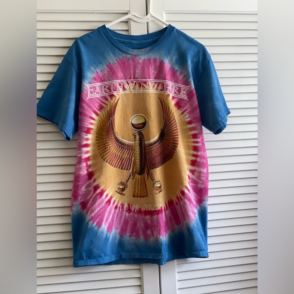 Earth, Wind & Fire 2022 Tour Concert Short Sleeve T-Shirt Blue Pink Yellow. M